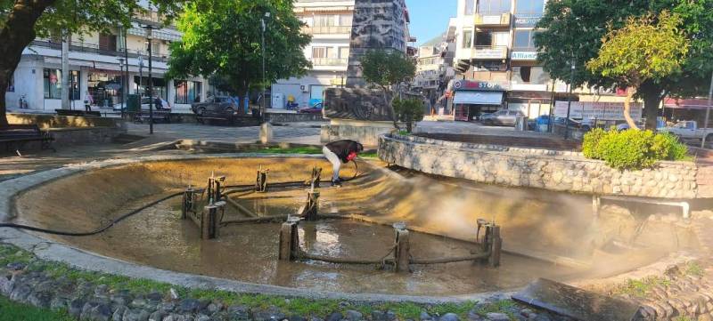 Παρεμβάσεις καθαριότητας στη λίμνη Αγίου Νικολάου και συντριβάνι Καρατάσου από τον Δήμο Νάουσας