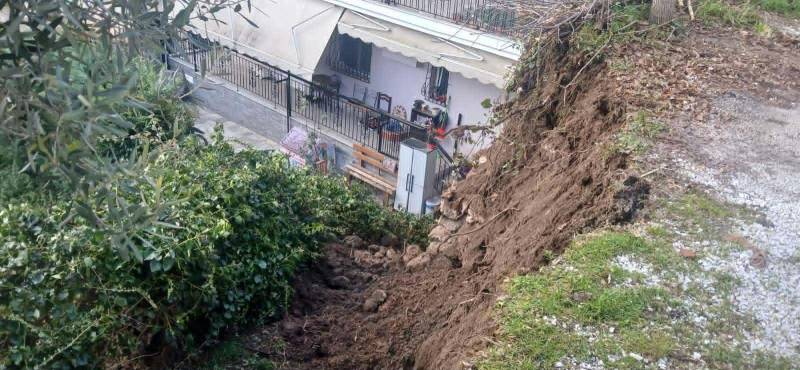 Σε αδιέξοδο κάτοικος στη Βέροια: Κατέρρευσε αρχαίο τοίχος στην αυλή του και «μπλέκονται» οι αρμοδιότητες Αρχαιολογίας και Δήμου