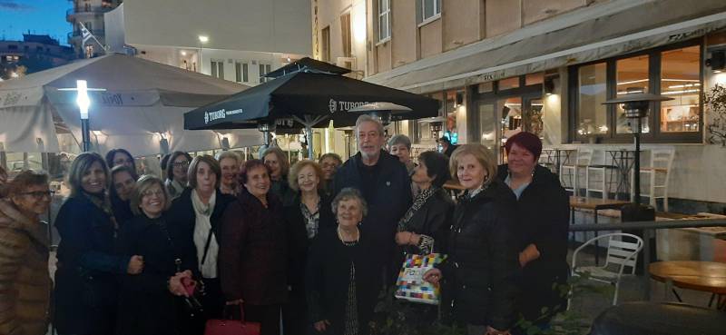 Συγκίνηση και μηνύματα ζωής για τα μέλη του ΚΑΠΗ Νάουσας στην παράσταση «Κάθε Τρίτη με τον Μόρι»