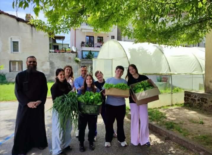 Μαθητές του Λαππείου 1ου Γυμνασίου Νάουσας προσέφεραν προϊόντα από το σχολικό θερμοκήπιο στο Συσσίτιο