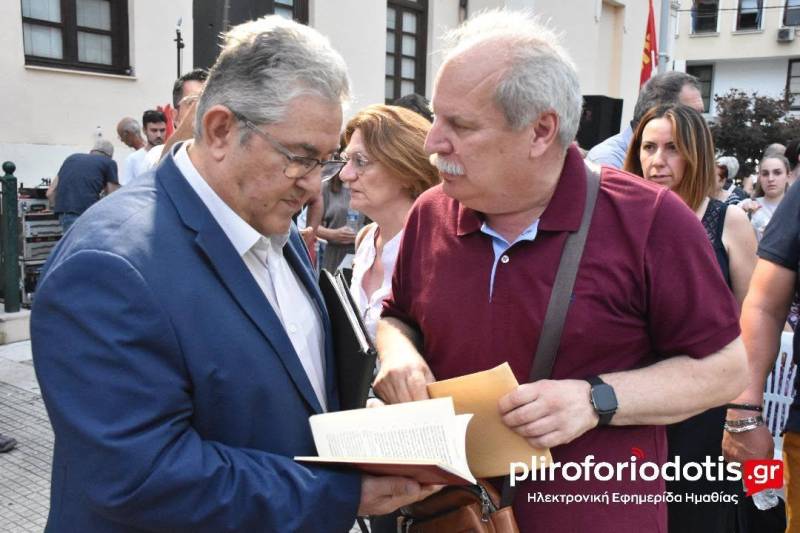 Κάθε επίσκεψη και ένα βιβλίο: Ο Αλέκος Χατζηκώστας δώρισε στον Δημήτρη Κουτσούμπα το νέο του έργο για τους αγωνιστές της Ημαθίας