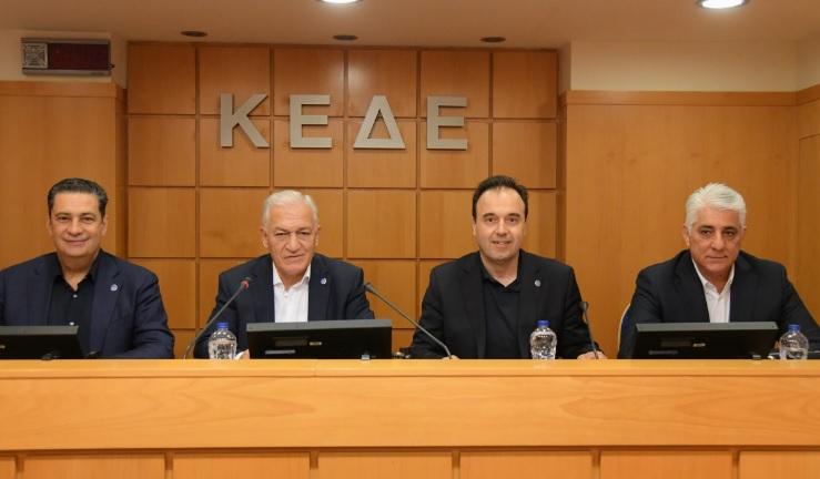 ΚΕΔΕ: Χρηματοδοτικό κενό 2,44 δισ. ευρώ στους Δήμους – Διεκδικεί περισσότερους πόρους και κατάργηση του τέλους ταφής