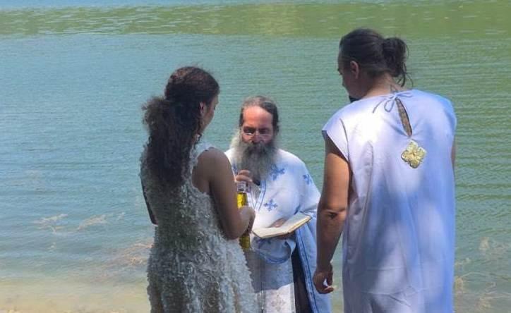 Από το Μπρίστολ στην Ορθοδοξία – Συγκινητική βάπτιση ενηλίκου στην Καλλίπετρα
