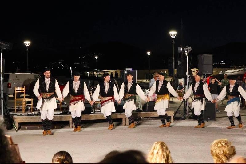 Η «Αράπιτσα» μετέφερε την παράδοση της Νάουσας στην Πάρο