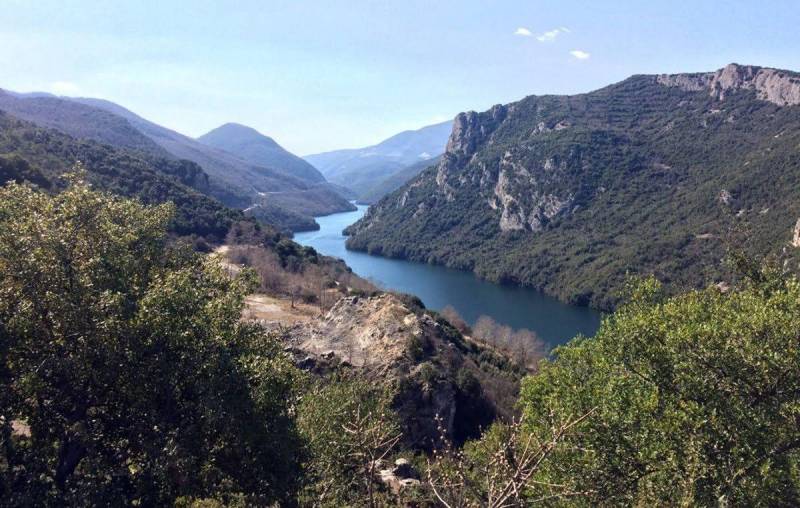Αναμονή για την ασφαλτόστρωση στην παραποτάμια οδό Αλιάκμονα