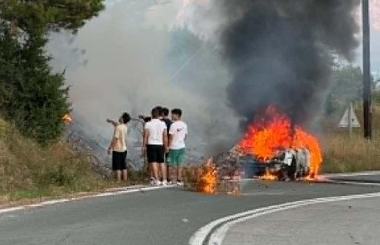 Ολοσχερής καταστροφή αυτοκινήτου από φωτιά στον παλιό δρόμο Βέροιας – Κοζάνης