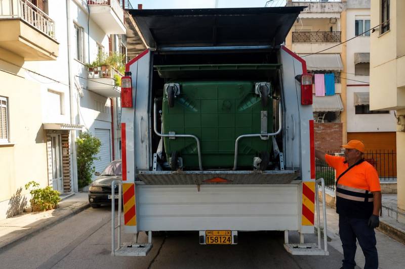 Συνεχίζονται καθημερινά οι εργασίες πλύσης και απολύμανσης των κάδων απορριμμάτων στον Δήμο Νάουσας