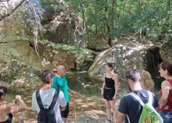 Πεζοπορία 5 χιλιομέτρων από τα Ριζώματα στον καταρράκτη Δερματά