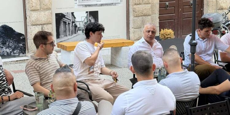 Συνάντηση του Υφυπουργού Ανάπτυξης Λάζαρου Τσαβδαρίδη με νέους της Νάουσας