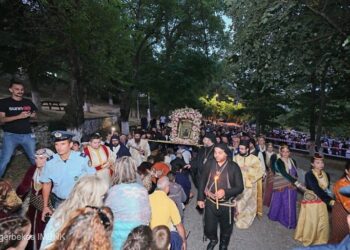 Πλήθος πιστών στην Παναγία Σουμελά – Με λαμπρότητα η περιφορά στην Καστανιά