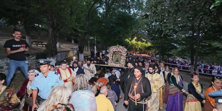 Πλήθος πιστών στην Παναγία Σουμελά – Με λαμπρότητα η περιφορά στην Καστανιά