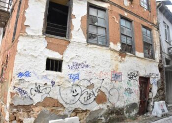 Νάουσα: Ετοιμόρροπο διατηρητέο κλείνει την οδό Σοφρωνίου