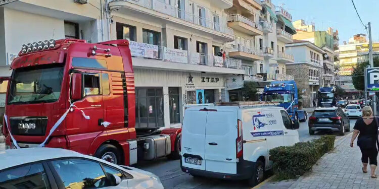 Γαμήλιο κομβόι με τράκτορες στη Βέροια