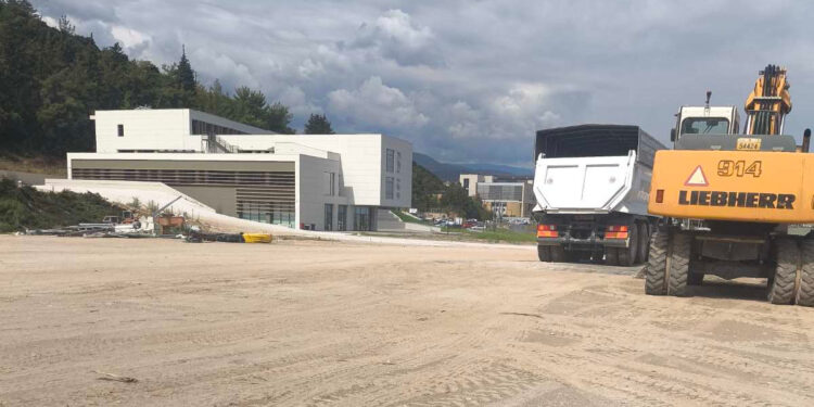 Μπήκαν οι μπουλντόζες για το νέο κλειστό