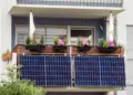 Φωτοβολταϊκά έως 800 Watt και στα μπαλκόνια – Τι αλλάζει για νοικοκυριά και επιχειρήσεις