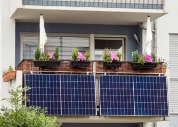 Φωτοβολταϊκά έως 800 Watt και στα μπαλκόνια – Τι αλλάζει για νοικοκυριά και επιχειρήσεις