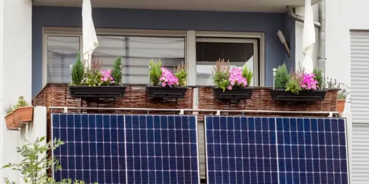 Φωτοβολταϊκά έως 800 Watt και στα μπαλκόνια – Τι αλλάζει για νοικοκυριά και επιχειρήσεις