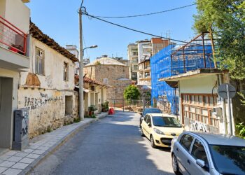 Βέροια: Κατεδαφίζεται επικίνδυνο κτίριο στην Κυριώτισσα