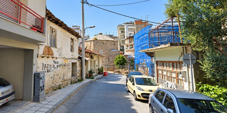 Βέροια: Κατεδαφίζεται επικίνδυνο κτίριο στην Κυριώτισσα