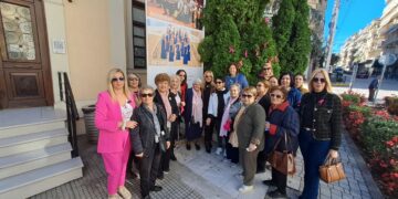 Ροζ «ντύθηκαν» τα δέντρα του Δημαρχείου Βέροιας για τον καρκίνο του μαστού