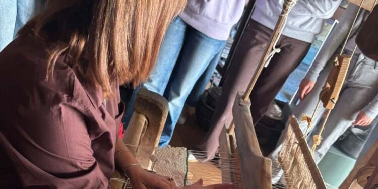 Μαθητές του 3ου Γυμνασίου Βέροιας γνώρισαν την τέχνη της υφαντικής