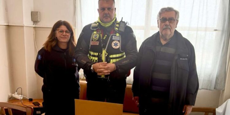 Δωρεά επαγγελματικού προβολέα στο ΕΚΑΒ Ημαθίας από τον Πολιτιστικό Σύλλογο Πατρίδας