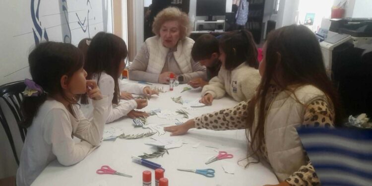 Μακροχώρι: Τα παιδιά τίμησαν το έπος του ’40 κάτω από το «δέντρο της ειρήνης» στη Δημοτική Βιβλιοθήκη