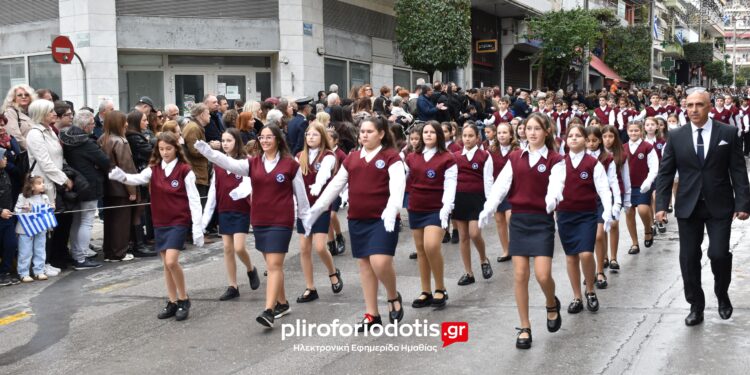 Με λαμπρότητα, μεγάλη συμμετοχή κόσμου και κακοκαιρία η 28η Οκτωβρίου στη Βέροια