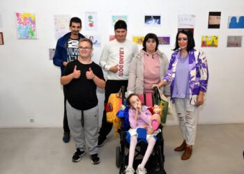 Την έκθεση «Χρώματα πέρα από τις λέξεις» επισκέφθηκαν τα παιδιά του ΚΔΑΠ ΜΕΑ «Βήματα Μαζί»