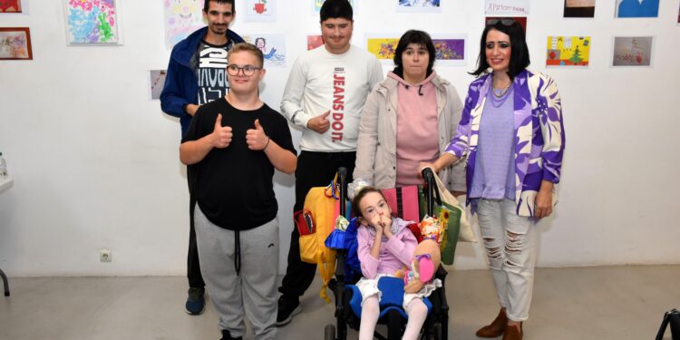 Την έκθεση «Χρώματα πέρα από τις λέξεις» επισκέφθηκαν τα παιδιά του ΚΔΑΠ ΜΕΑ «Βήματα Μαζί»
