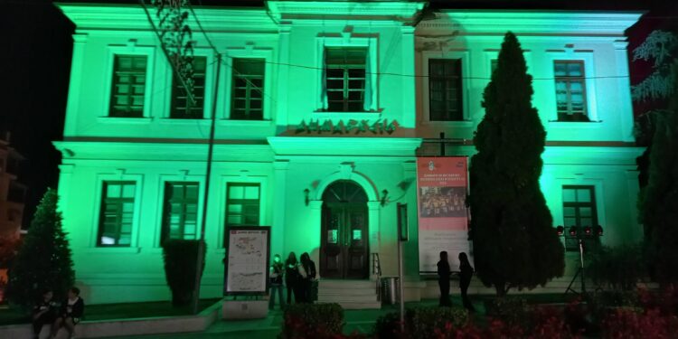 Στα πράσινα φωταγωγήθηκε το Δημαρχείο Βέροιας για την Παγκόσμια Ημέρα Ψυχικής Υγείας
