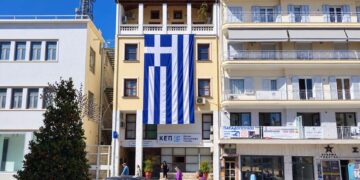 Μια τεράστια ελληνική σημαία θα καλύψει το κτίριο του ΚΕΠ Βέροιας