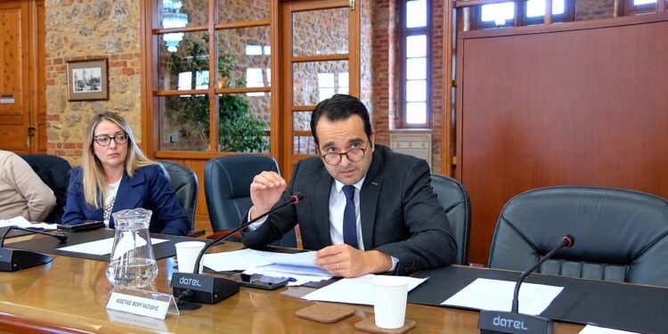Κορωνάς: Ερωτήματα για το Ταγαροχώρι, αιχμές για το κολυμβητήριο και παρεμβάσεις για προβλήματα στη Βέροια