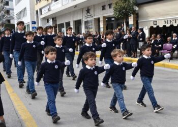 Παρελάσεις: Κι αν βάζαμε τους κοντούς μπροστά και τους ψηλούς πίσω;