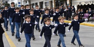 Παρελάσεις: Κι αν βάζαμε τους κοντούς μπροστά και τους ψηλούς πίσω;
