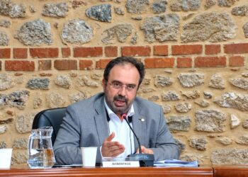 Βοργιαζίδης: «Έχουμε γίνει ζητιάνοι της κεντρικής Πολιτείας» – Αιχμές κατά Παλουκίδη για την ενίσχυση νέων γονέων