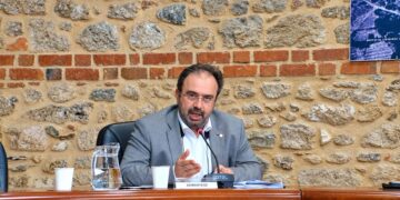 Βοργιαζίδης: «Έχουμε γίνει ζητιάνοι της κεντρικής Πολιτείας» – Αιχμές κατά Παλουκίδη για την ενίσχυση νέων γονέων